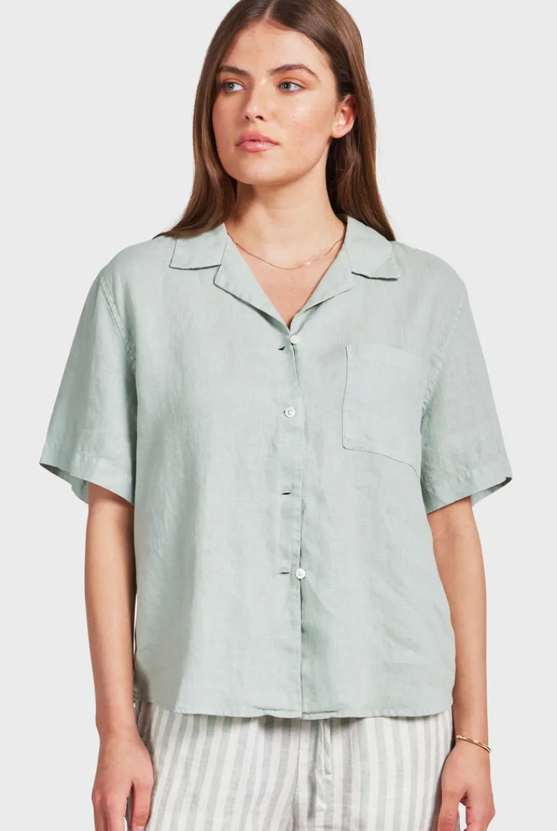 Outlet Academy Brand Vacation Short Sleeve Shirt
